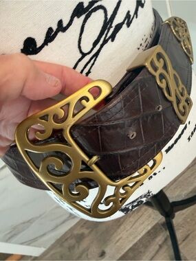 Brown Suzi Roher Canada Croc-Embossed Leather Belt with Ornate Brass Buckle Sz M